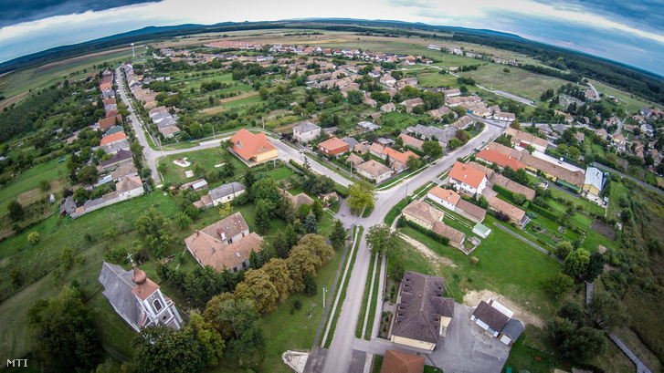 Drónnal készült felvétel Kolontárról 2015. szeptember 30-án