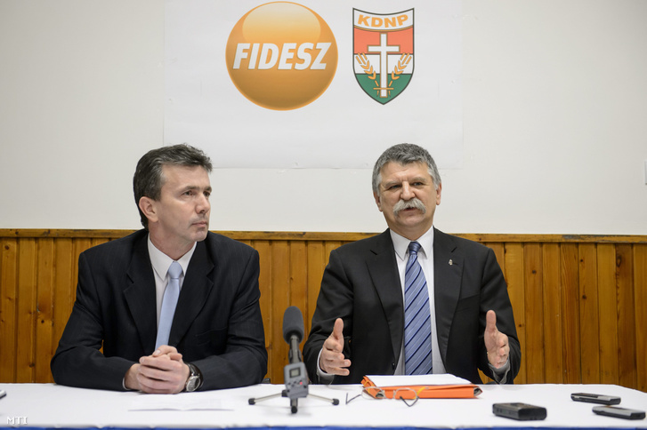 Kövér László, az Országgyűlés elnöke (j) és Simon Tibor, a Fidesz-KDNP pártszövetség polgármesterjelöltje sajtótájékoztatót tart Aktuális politikai helyzetértékelés címmel Salgótarjánban 2016. február 16-án
