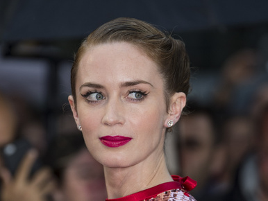 Emily Blunt csak nevet azon, hogy valaki beleszarna a szájába
