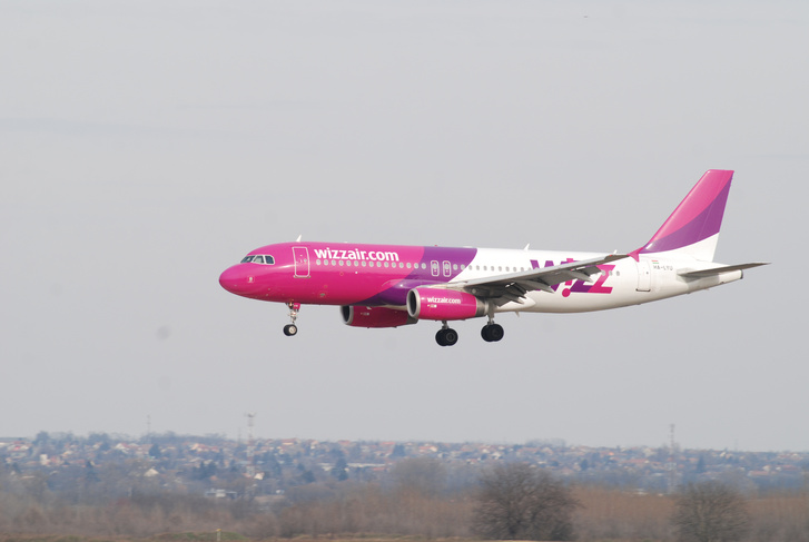 A Wizz Air W62485-as járata leszállás közben Budapesten, miután féltávnál visszafordul Marosvásárhely felől.