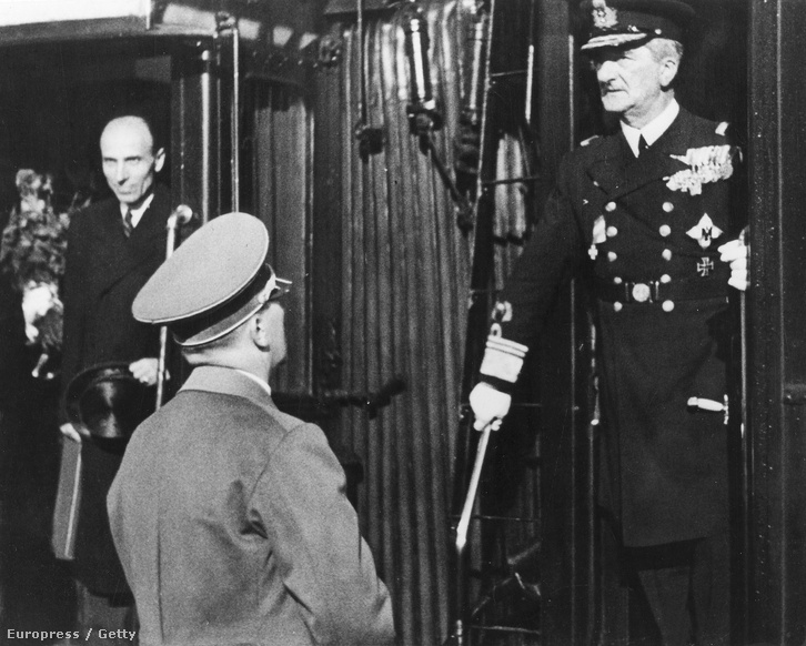Adolf Hitler Horthyt fogadja 1938 augusztusában, balra Imrédy Béla.