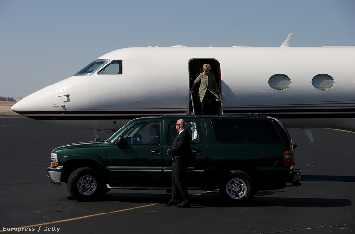 Hillary Clinton magángépén érkezik kampánykörútjának Nashville-i állomására, 2016. február 28-án.