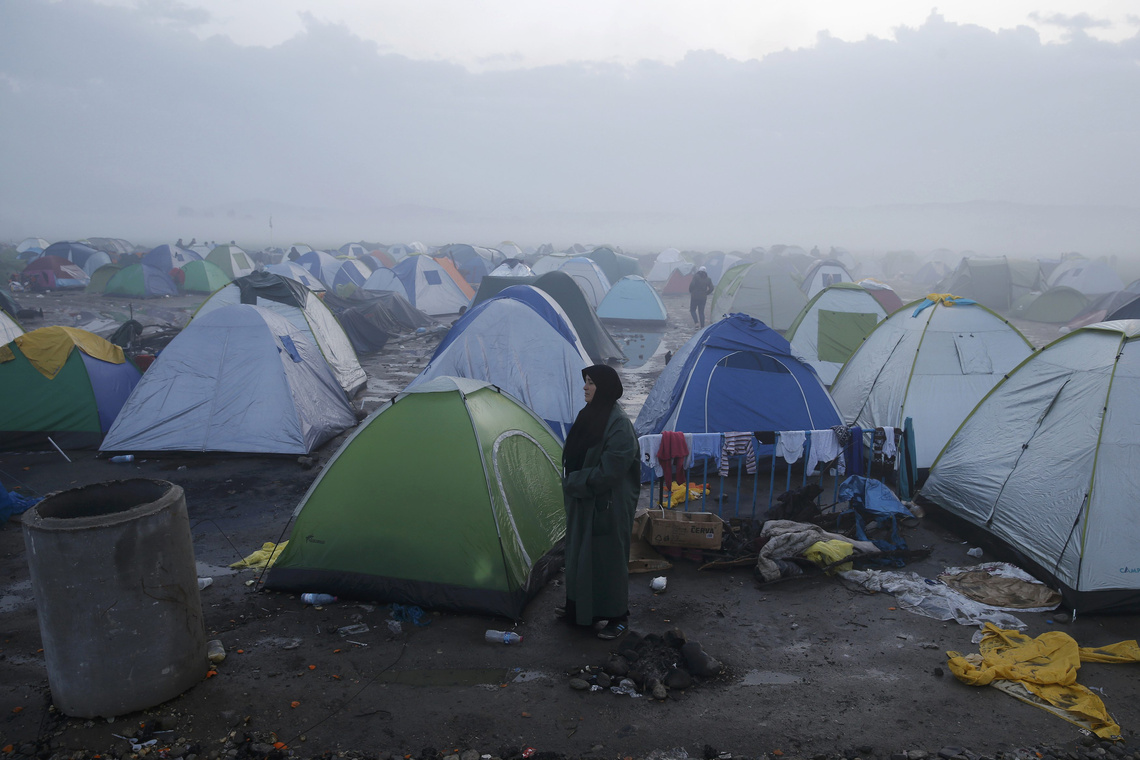Menekültek sátoroznak a mezőn Macedónia és Görögország között a görög Idomeninél.
