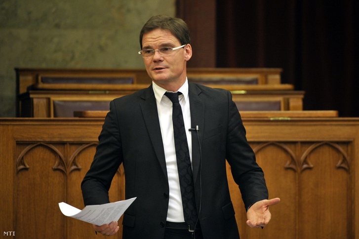 Bánki Erik az Országgyûlés gazdasági bizottságának fideszes elnöke beszél a Magyar Nemzeti Bank (MNB) 2012. 2013. 2014. évrõl szóló üzleti jelentéseinek és beszámolóinak vitáján az Országgyûlés plenáris ülésén 2015. november 4-én.