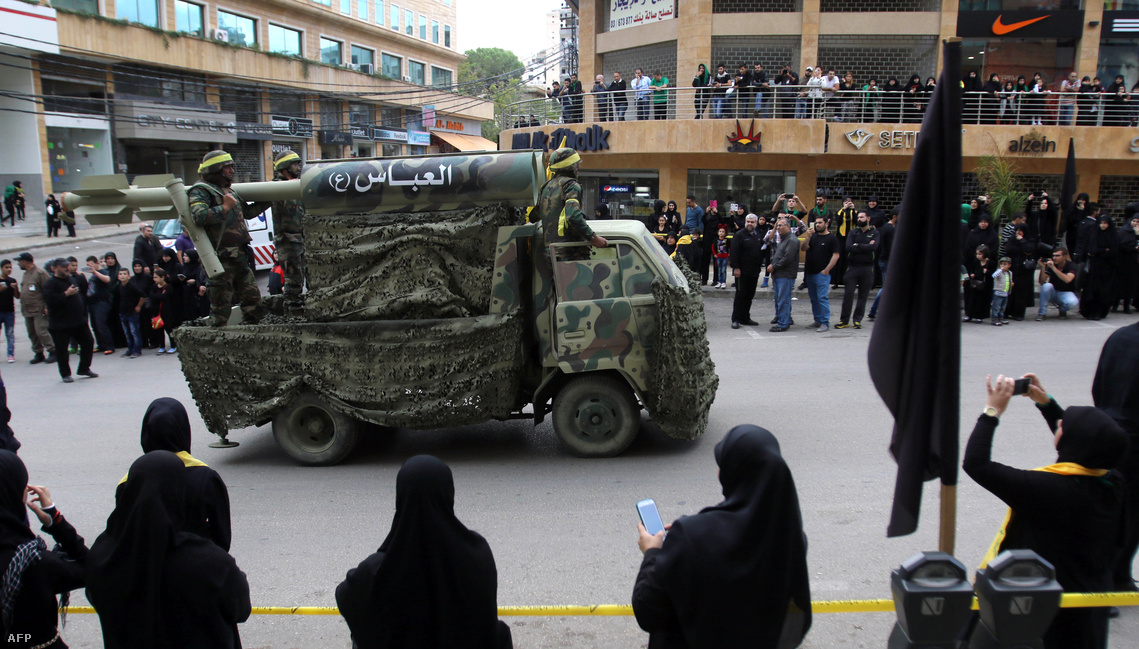 Katonai parádét tart a siíta hezbollah Libanonban
