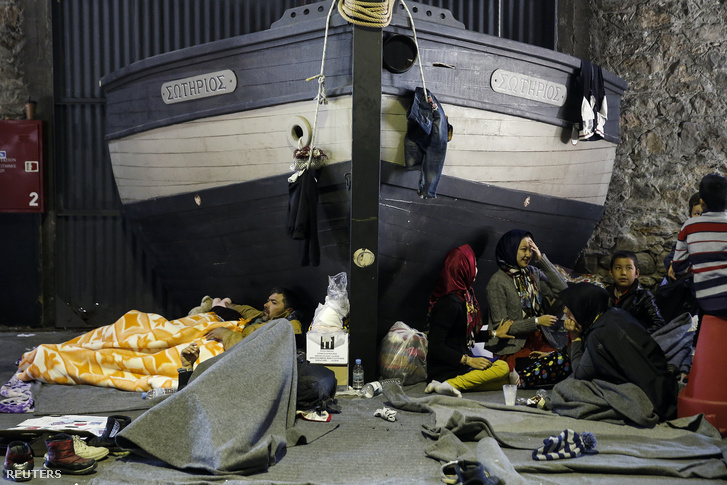 Menekültek várakoznak az athéni kikötőben.