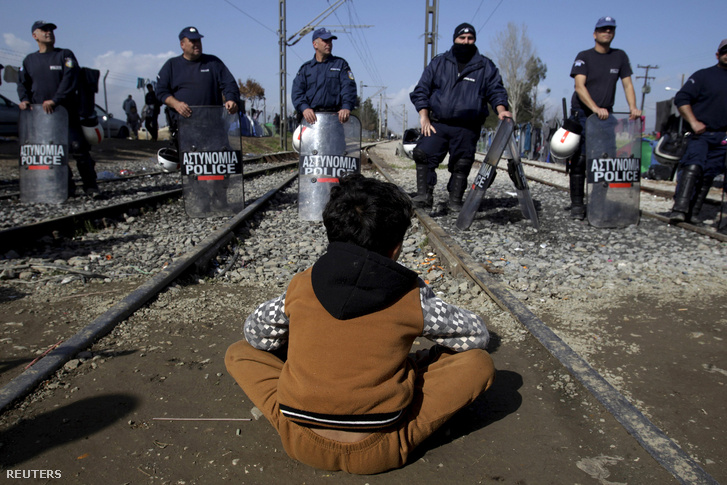 Egy menekült ült le a sínekre a rendőrsorfal előtt tiltakozásképp, a görög-macedón határnál Idomeninél.