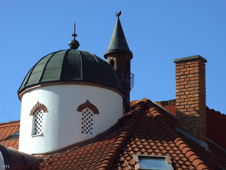Egy török dzsámi és minaret makettje egy szigetvári szaküzletház tetején.