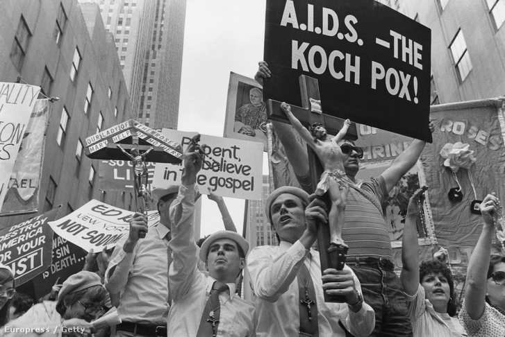 Melegellenes New York-i tüntetők a nyolcvanas években.