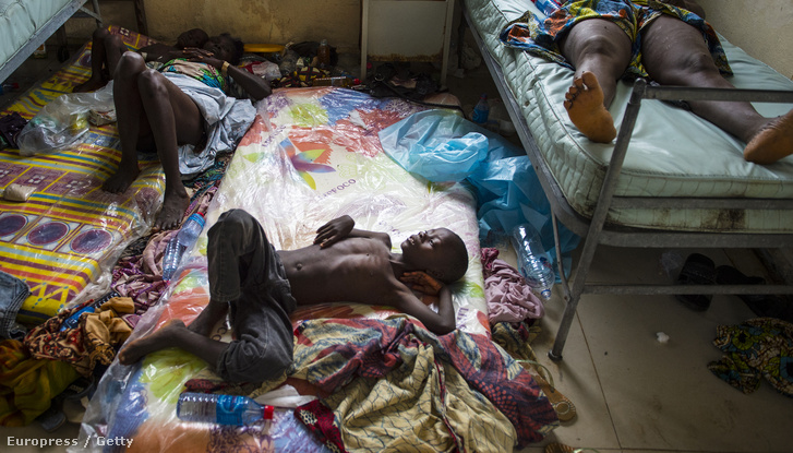 Ebolával fertőzött gyerek fekszik egy kórházban Libériában.