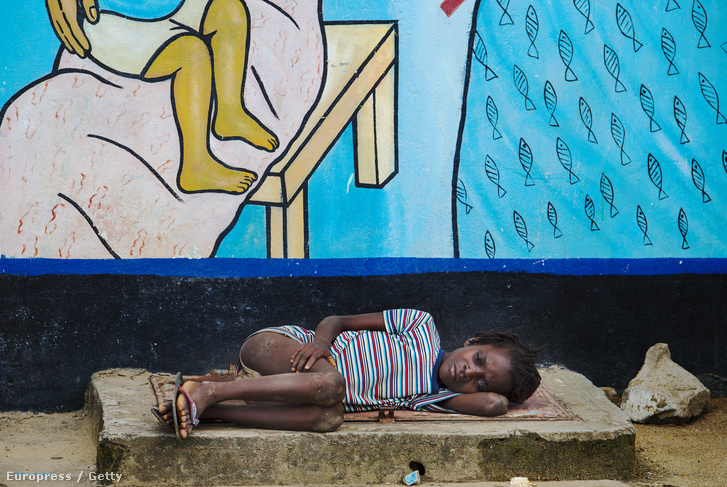 Egy beteg kisfiú fekszik egy kórházban Libériában.