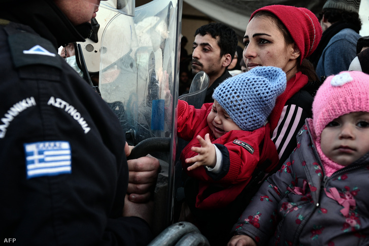 Várakozó menekültek a görög-macedón határon, március 3-án.