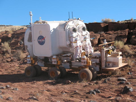 A NASA egyik tervezett Hold-autója, az elképzelés szerint az űrhajósok az autó belsejéből bújnának bele az űrruhába