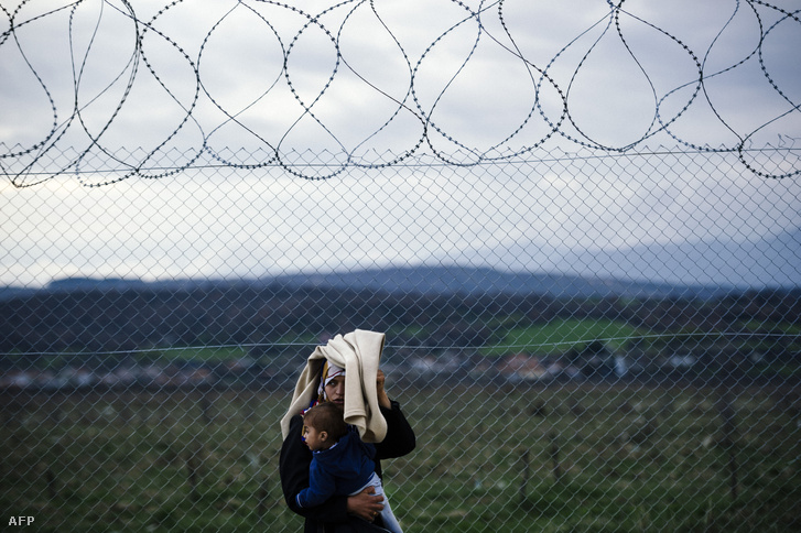 Nő gyermekével a görög-macedón határon