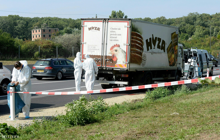 A teherautó Parndorf közelében, amelynek rakterében a menekültek holttestére bukkantak