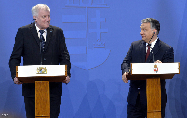 Orbán Viktor miniszterelnök (j) és vendége, Horst Seehofer bajor tartományi miniszterelnök
