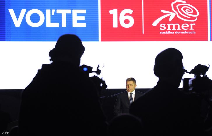 Robert Fico a Smer kampányrendezvényén beszél Pozsonyban, 2016. március 2-án.