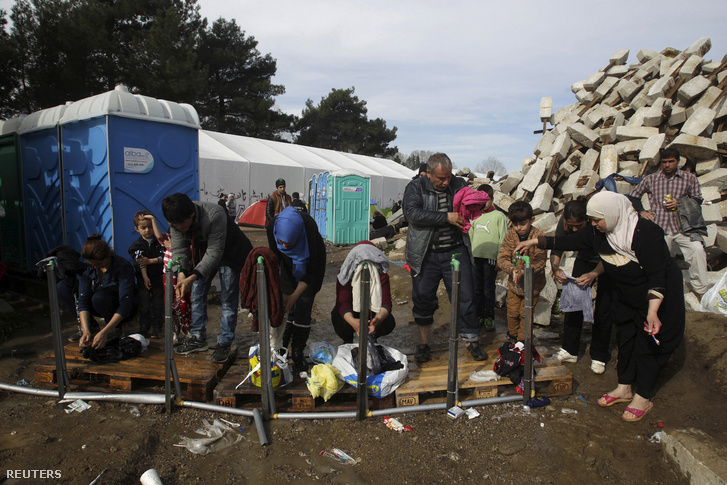 Menekültek mosakodnak és mosnak egy befogadóállomáson a görög-macedón határon, Idomeni közelében, 2016. március 6-án.