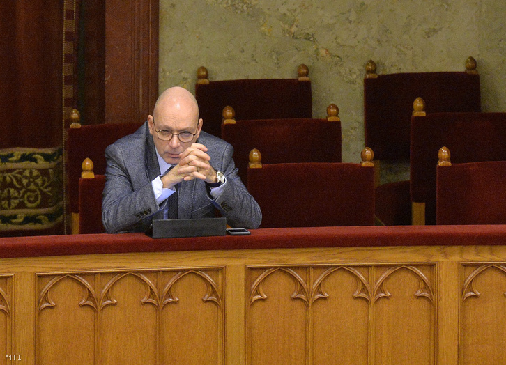 Péterfalvi Attila, a Nemzeti Adatvédelmi és Információszabadság Hatóság elnöke a postatörvény módosításának vitája alatt az Országgyûlés plenáris ülésén 2016. február 16-án