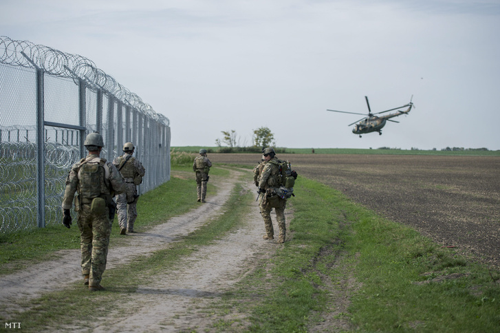 Katonák a magyar-szerb-román hármas határnál Kübekháza közelében 2015. szeptember 16-án