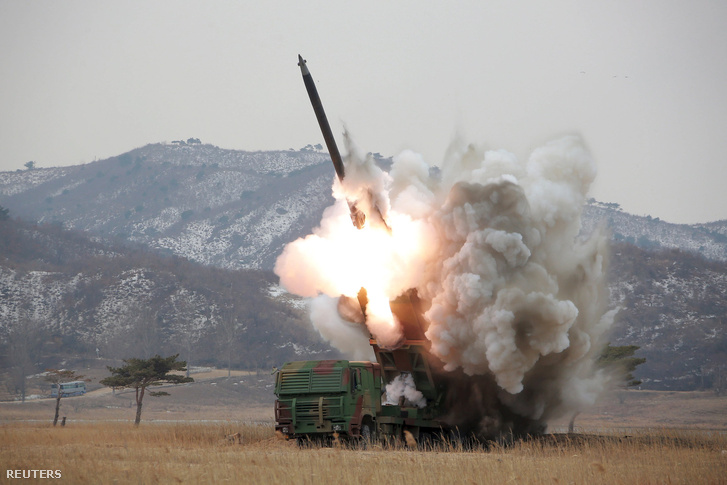 Egy a napokban kiadott fotó Észak-Korea rakétakísérleteiről