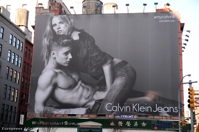 Lara Stone és Justin Bieber a Calvin Klein plakáton.