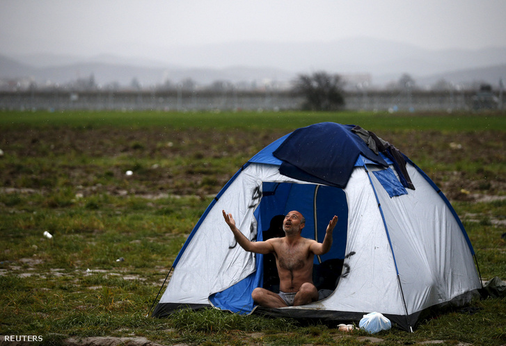 Menekült férfi Idomeni határában