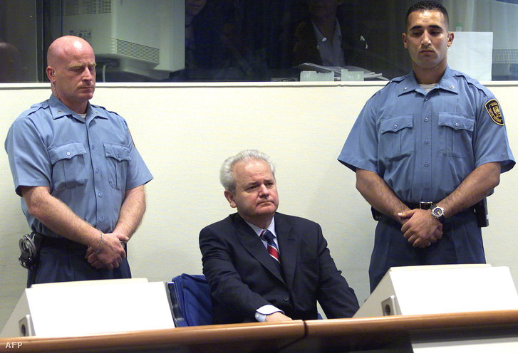 Milošević a hágai bíróságon a tárgyalása alatt.