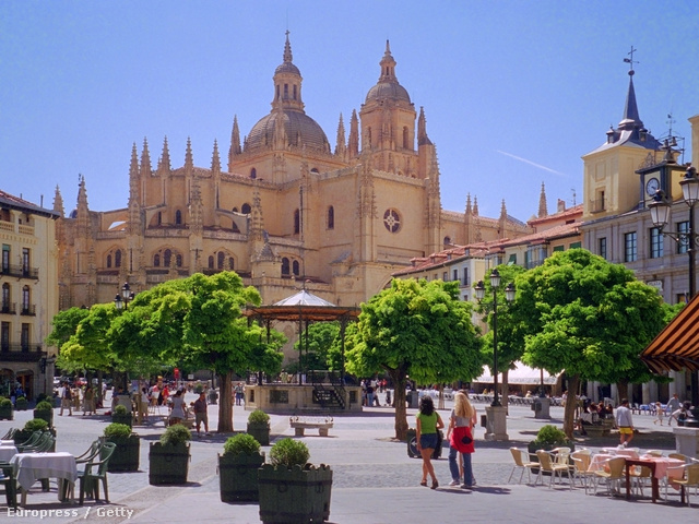Segovia hangulatos főtere