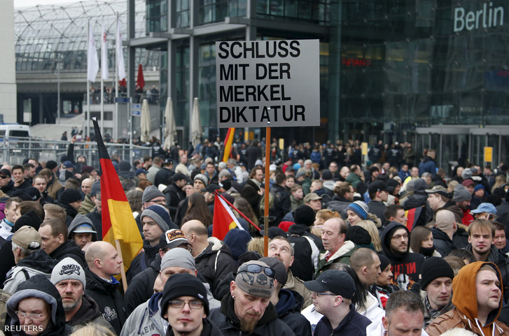 Szélsőjobboldaliak tüntetnek berlinben, a kancellária előtt Merkel politikája ellen