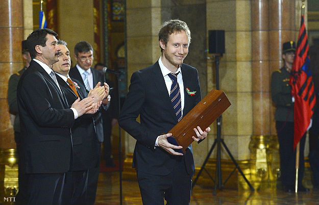 Nemes Jeles László átveszi a díjat