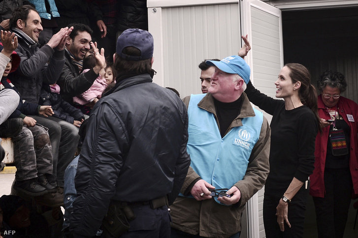 Angelia Jolie a görögországi Pireusz kikötő közelében felállított átmeneti menekülttáborban, 2016. március 16-án.