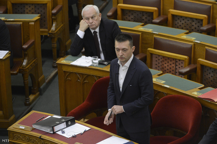 Rogán Antal a Miniszterelnöki Kabinetirodát vezetõ miniszter napirend elõtt felszólalásra válaszol az Országgyûlés plenáris ülésén 2016. március16-án.