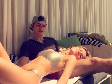 Bella Thorne ezüst bikiniben heverészik a pasiján