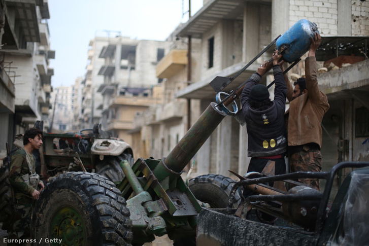 A Szabad Szíria Hadsereg (FSA) harcosai Aleppoban, 2015. január 31-én.