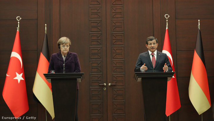 Angela Merkel és Ahmet Davutoğlu