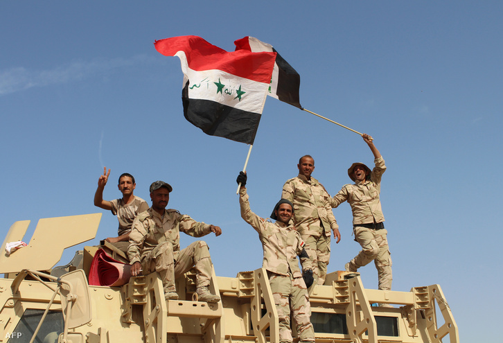 Iraki katonák ünneplik Rámádi város visszafoglalását 2016. március 16-án.