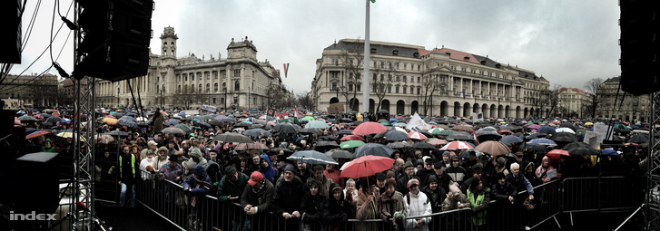 Tüntetők a Kossuth téren március 15-én