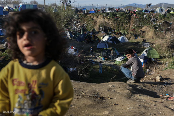 Menekültek a görög-macedón határon