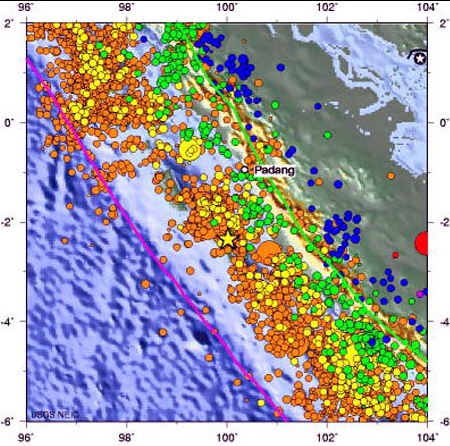 A Padang környéki földrengések 1990-től 2008 elejéig. A pontok mérete a rengések erősségét jelzi, a színek a mélységét. A legtöbb rengés 6-os vagy kisebb erősségű (kép: U.S. Geological Survey)