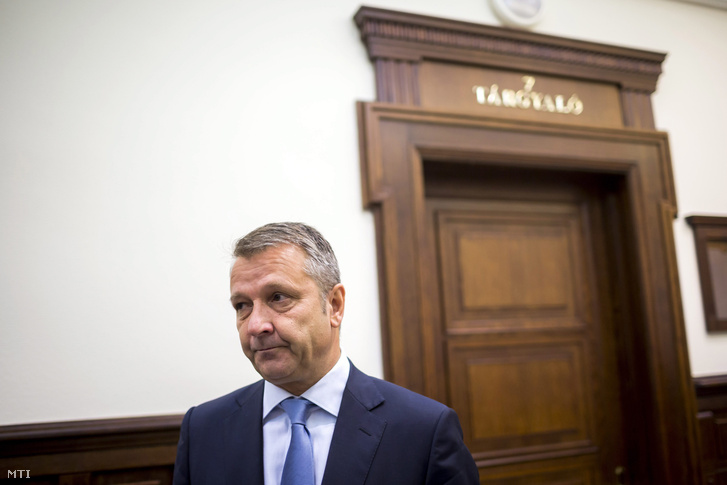 Molnár Gyula Újbuda volt szocialista polgármestere az ellene hivatali visszaélés miatt indult büntetőper másodfokú tárgyalása előtt a Fővárosi Ítélőtábla folyosóján 2013. október 30-án.