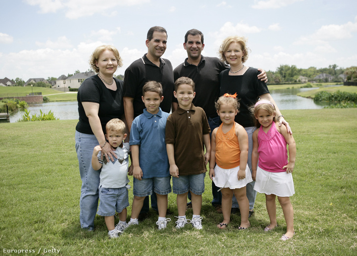 Craig és Diane (balról), az ikerfiaik Colby (kék pólóban) és Brady (barna pólóban) és a harmadik fiuk, Holden. Mellettük jobbról Darlene és Mark, a lányaik Reagan (rózsaszín pólóban) és Landry (narancs pólóban) 2008. július 13-án, Texasban.