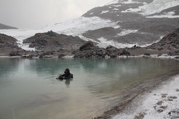 Tósoki Ernő rekordkísérlete a 6380 m magasan fekvő tóban