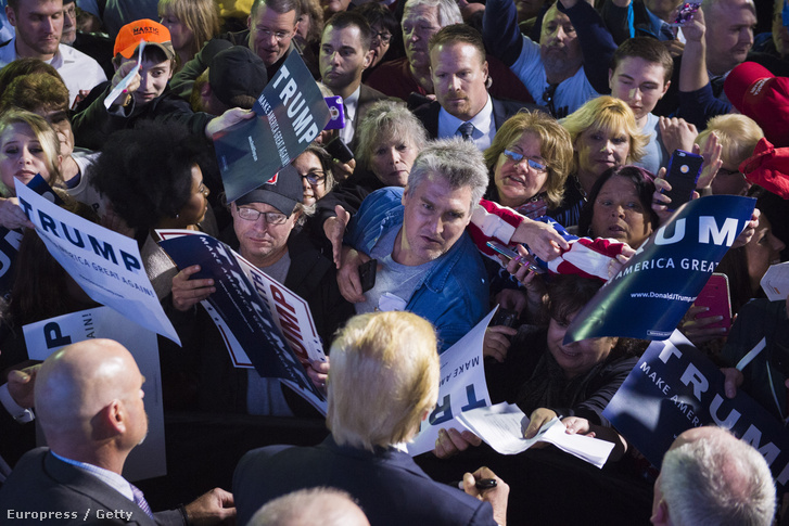 Donald Trump az Ohio állambeli Viennában tartott beszéde után támogató között, 2016. március 14-én.