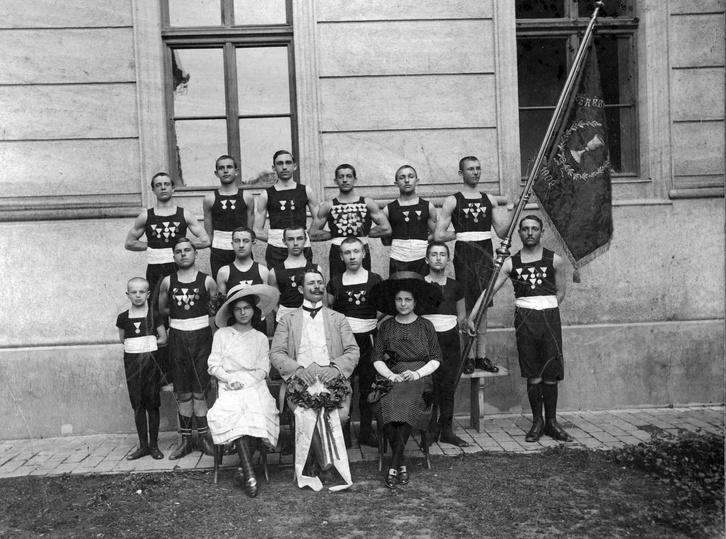 Sportélet a századfordulón: a Békési Torna Egylet tagjai 1909-ben