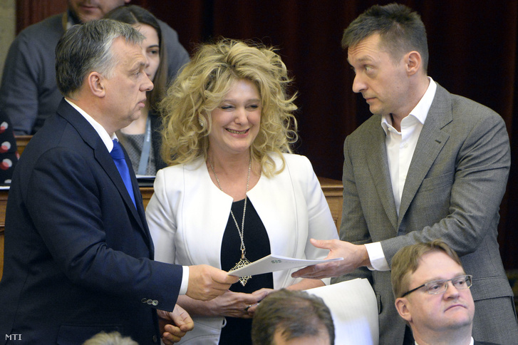Orbán Viktor miniszterelnök Dunai Mónika fideszes képviselõ és Rogán Antal a Miniszterelnöki Kabinetirodát vezetõ miniszter az Országgyûlés plenáris ülésén 2016. március 21-én.