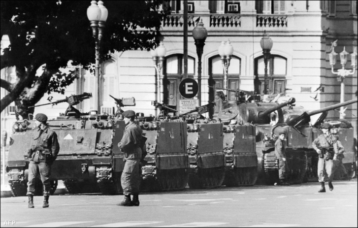 1976. március 24-én tankok és katonák a Casa Rosada, az elnöki palota előtt. Vértelen katonai puccsal leváltották Isabel Perónt, Videla tábornok vette át a hatalmat