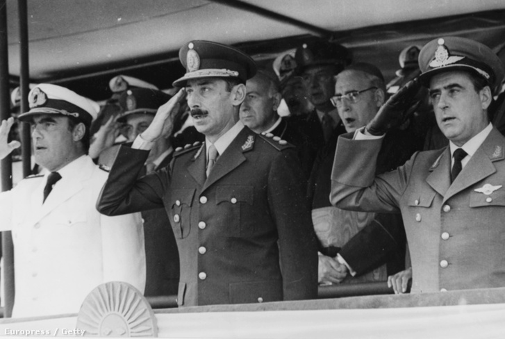 Jorge Rafael Videla elnök (középen) 1977-ben