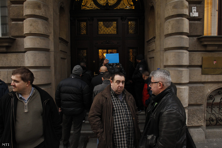Lukács Zoltán a Magyar Szocialista Párt alelnöke (j2) és Nyakó István volt MSZP-s országgyûlési képviselõ Budapesten a Nemzeti Választási Iroda épülete elõtt 2016. február 23-án.