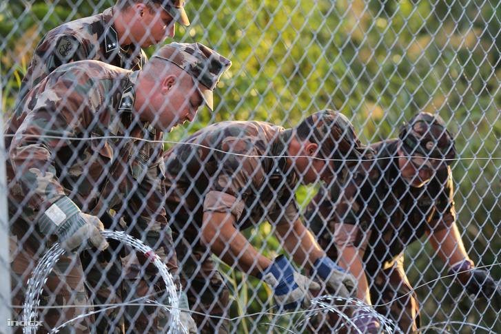 Katonák dolgoznak a magyar-szerb határon felhúzott biztonsági határzár építésén, Röszke közelében, 2015. szeptember 14-én.